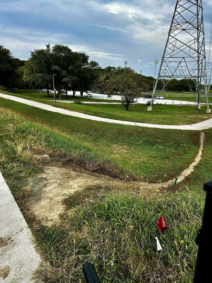 97 Times Urban Planners Failed To Predict What People Want, And It Resulted In &lsquo;Desire Paths&rsquo; (New Pics)