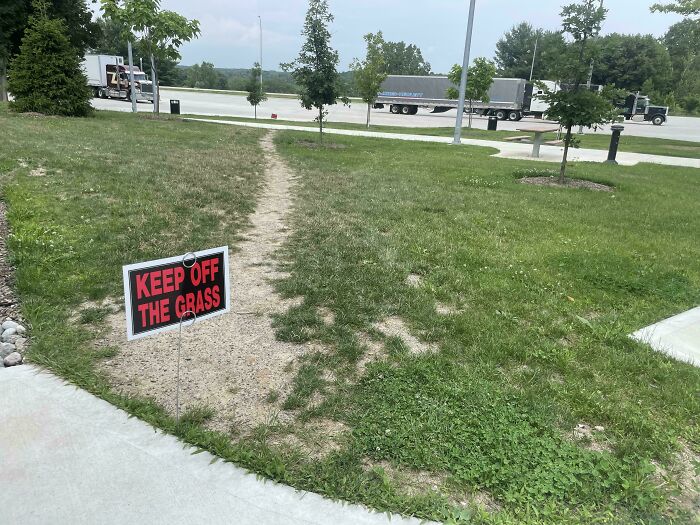 97 Times Urban Planners Failed To Predict What People Want, And It Resulted In &lsquo;Desire Paths&rsquo; (New Pics)