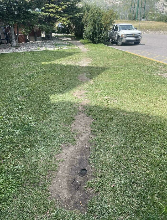 97 Times Urban Planners Failed To Predict What People Want, And It Resulted In &lsquo;Desire Paths&rsquo; (New Pics)