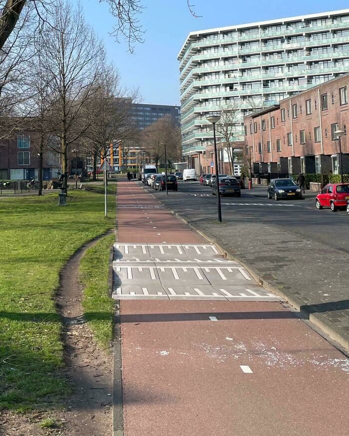 97 Times Urban Planners Failed To Predict What People Want, And It Resulted In &lsquo;Desire Paths&rsquo; (New Pics)