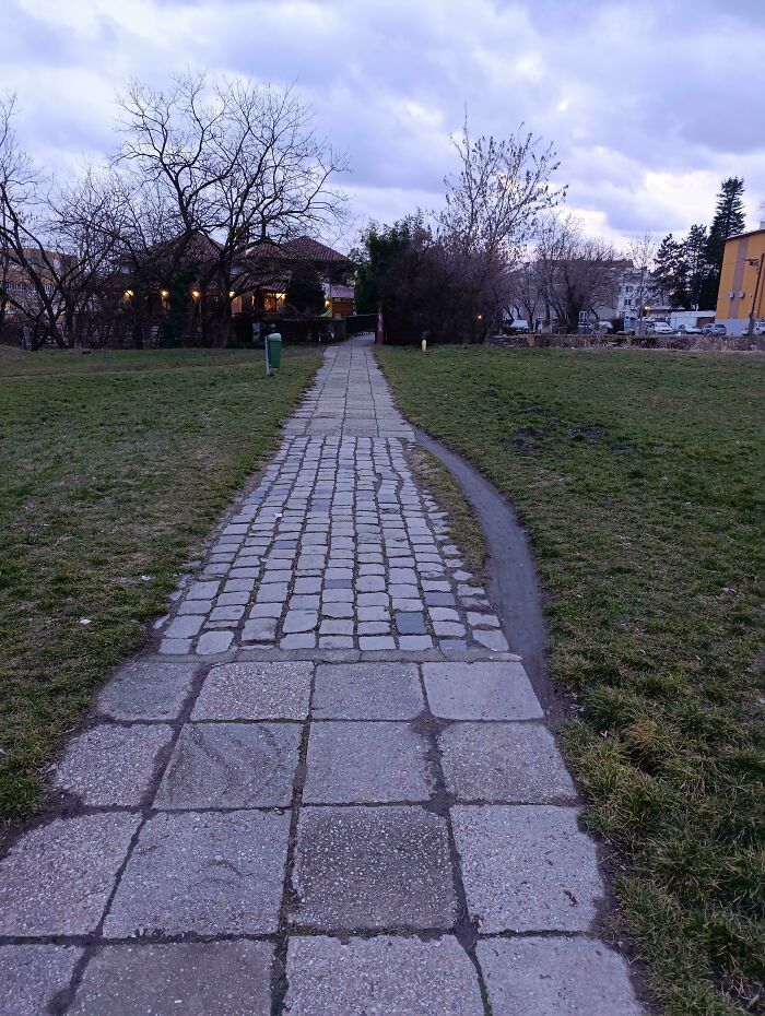 97 Times Urban Planners Failed To Predict What People Want, And It Resulted In &lsquo;Desire Paths&rsquo; (New Pics)