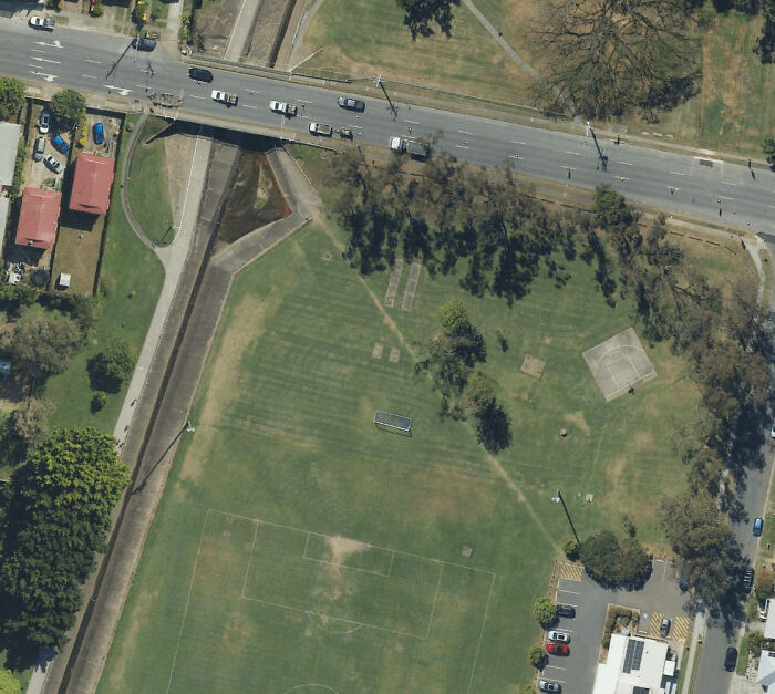 97 Times Urban Planners Failed To Predict What People Want, And It Resulted In &lsquo;Desire Paths&rsquo; (New Pics)
