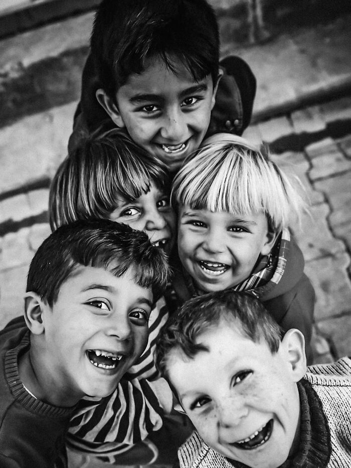 30 Perfectly Timed Street Photos By Mehmet Bayram That Turn Everyday Moments Into Art