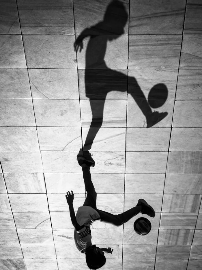 30 Perfectly Timed Street Photos By Mehmet Bayram That Turn Everyday Moments Into Art
