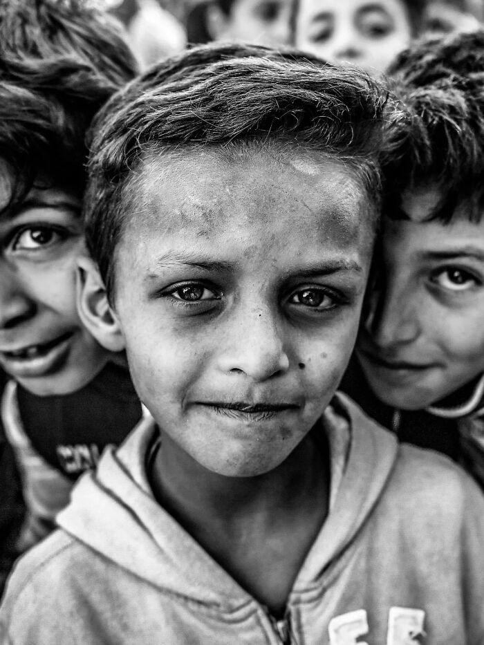 30 Perfectly Timed Street Photos By Mehmet Bayram That Turn Everyday Moments Into Art
