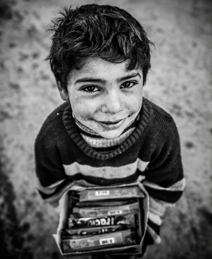 30 Perfectly Timed Street Photos By Mehmet Bayram That Turn Everyday Moments Into Art