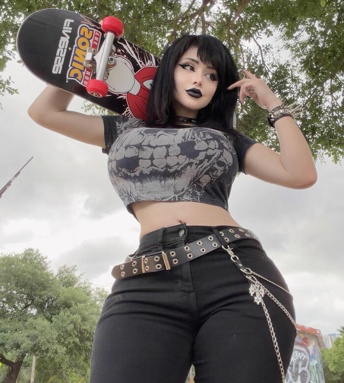 “Goth Baddie” Who Got Drake To Bark Leaves Fans Marveling At Her Transformation After They Dig Up Old Photos