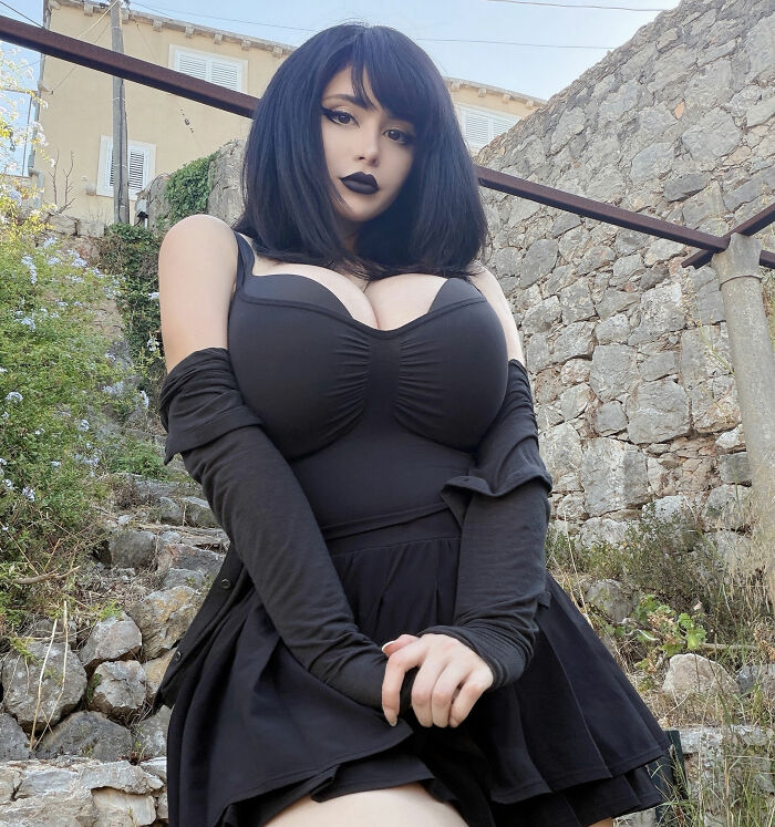 “Goth Baddie” Who Got Drake To Bark Leaves Fans Marveling At Her Transformation After They Dig Up Old Photos