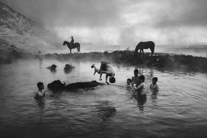 40 Mesmerizing Winning Photos From The LensCulture Street Photography Awards 2026