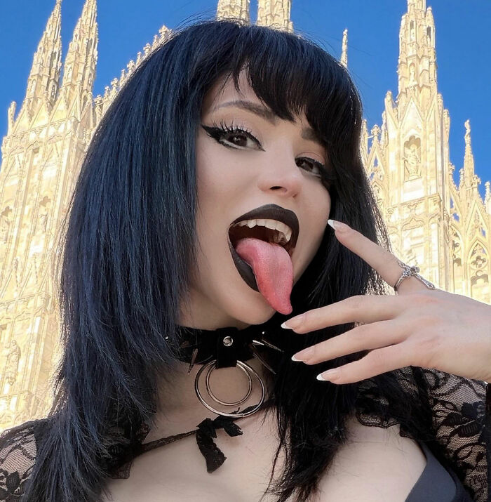 Fans Find “Goth Baddie’s” Adult Content Account After Drake Barked For Her, And It Has Some Strangely Niche Content Fans Find “Goth Baddie’s” Adult Content Account After Drake Barked For Her, And It Has Some Strangely Niche Content