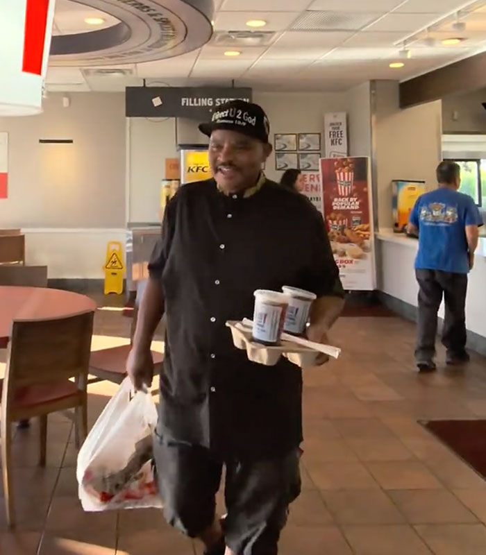 Woman Interrupts Family’s Meal To Level Racist Insult At Dad, But His Response Has The Internet Applauding Woman Interrupts Family’s Meal To Level Racist Insult At Dad, But His Response Has The Internet Applauding