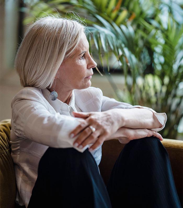 Woman Waits 25 Years To Apologize For Stealing A Husband, Chooses The Worst Timing Possible To Finally Do It