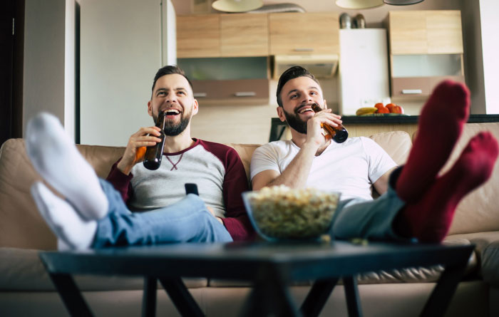 Man Spends Years Playing His Friends Against Each Other, Until His Ex-Girlfriend Sends The Receipts Man Spends Years Playing His Friends Against Each Other, Until His Ex-Girlfriend Sends The Receipts
