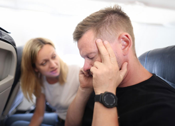 Elderly Passengers Get Stuck Next To A Very Large Man On A Plane, Regret Stealing Couple’s Seats Elderly Passengers Get Stuck Next To A Very Large Man On A Plane, Regret Stealing Couple’s Seats