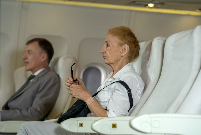 Elderly Passengers Get Stuck Next To A Very Large Man On A Plane, Regret Stealing Couple’s Seats Elderly Passengers Get Stuck Next To A Very Large Man On A Plane, Regret Stealing Couple’s Seats
