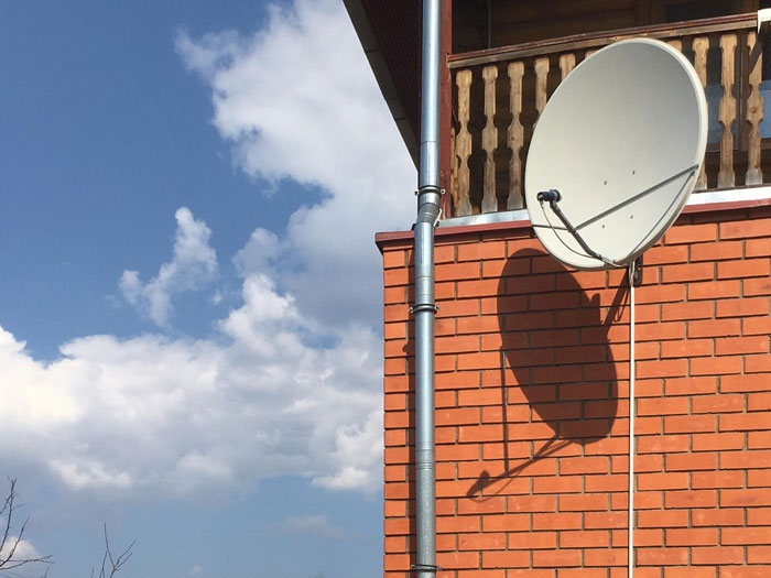Rude Neighbor Blasts Radio Nightly, Disturbing New Parents, They Use His Illegal Antenna Against Him Rude Neighbor Blasts Radio Nightly, Disturbing New Parents, They Use His Illegal Antenna Against Him