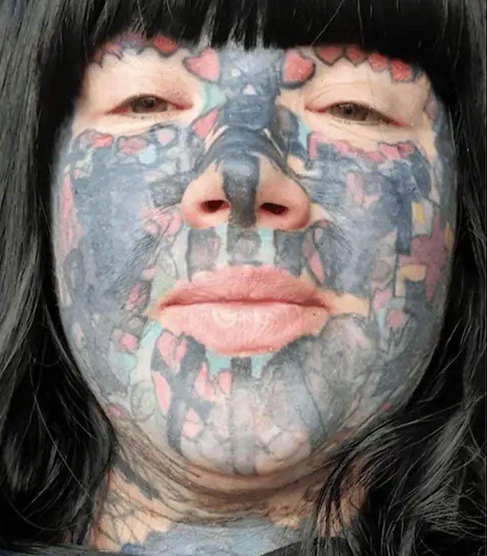 Mom With 800 Tattoos Reveals Her Face Without The “Extreme” Look, But Her Family And Even Her Dog Weren’t Prepared Mom With 800 Tattoos Reveals Her Face Without The “Extreme” Look, But Her Family And Even Her Dog Weren’t Prepared