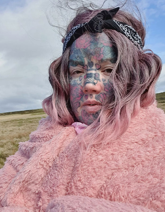 Mom With 800 Tattoos Reveals Her Face Without The “Extreme” Look, But Her Family And Even Her Dog Weren’t Prepared Mom With 800 Tattoos Reveals Her Face Without The “Extreme” Look, But Her Family And Even Her Dog Weren’t Prepared
