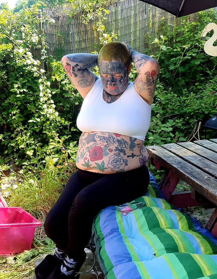 Mom With 800 Tattoos Reveals Her Face Without The “Extreme” Look, But Her Family And Even Her Dog Weren’t Prepared Mom With 800 Tattoos Reveals Her Face Without The “Extreme” Look, But Her Family And Even Her Dog Weren’t Prepared