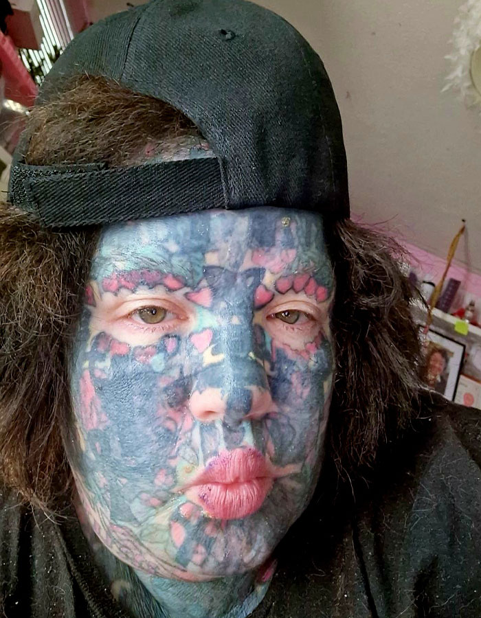Mom With 800 Tattoos Reveals Her Face Without The “Extreme” Look, But Her Family And Even Her Dog Weren’t Prepared Mom With 800 Tattoos Reveals Her Face Without The “Extreme” Look, But Her Family And Even Her Dog Weren’t Prepared