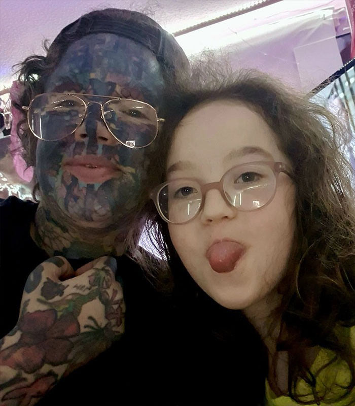 Mom With 800 Tattoos Reveals Her Face Without The “Extreme” Look, But Her Family And Even Her Dog Weren’t Prepared Mom With 800 Tattoos Reveals Her Face Without The “Extreme” Look, But Her Family And Even Her Dog Weren’t Prepared