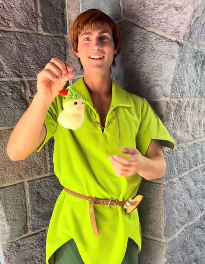 “Disney Adult” Accused Of Stalking Park’s Peter Pan Actors Creeps Out Netizens In Viral Video: “He Hates You” “Disney Adult” Accused Of Stalking Park’s Peter Pan Actors Creeps Out Netizens In Viral Video: “He Hates You”