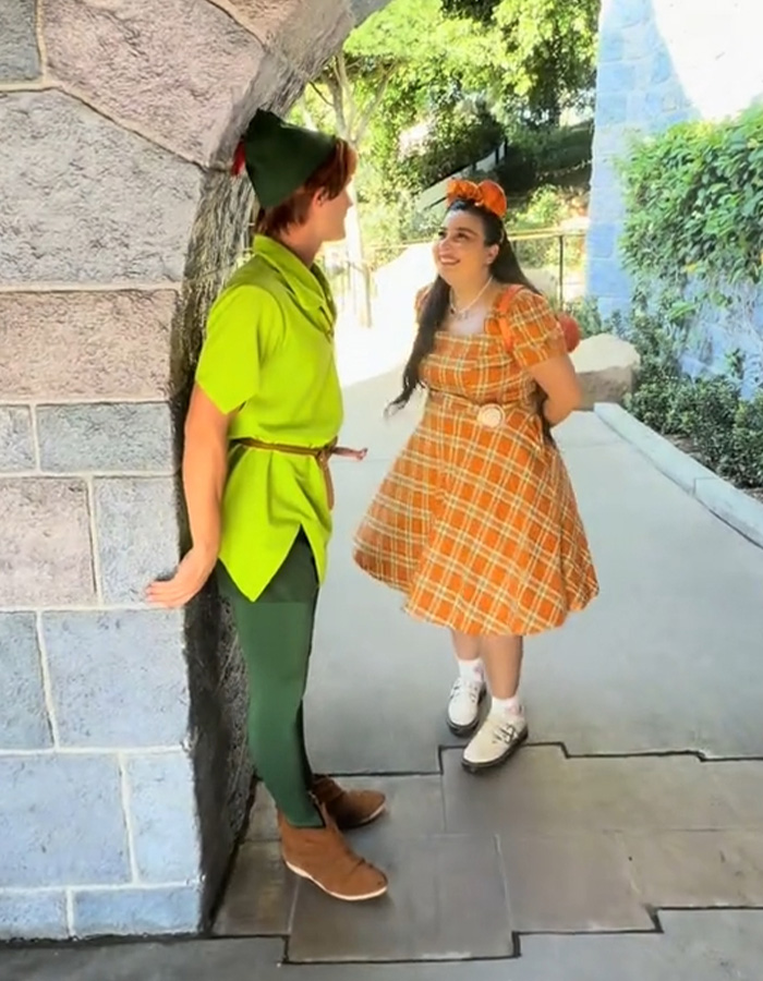 “Disney Adult” Accused Of Stalking Park’s Peter Pan Actors Creeps Out Netizens In Viral Video: “He Hates You” “Disney Adult” Accused Of Stalking Park’s Peter Pan Actors Creeps Out Netizens In Viral Video: “He Hates You”