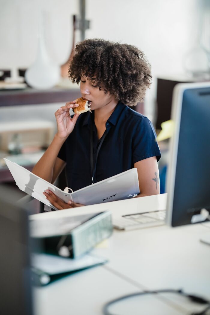 33 People Debate Whether Doing The Bare Minimum At Work Is Actually Fair 33 People Debate Whether Doing The Bare Minimum At Work Is Actually Fair