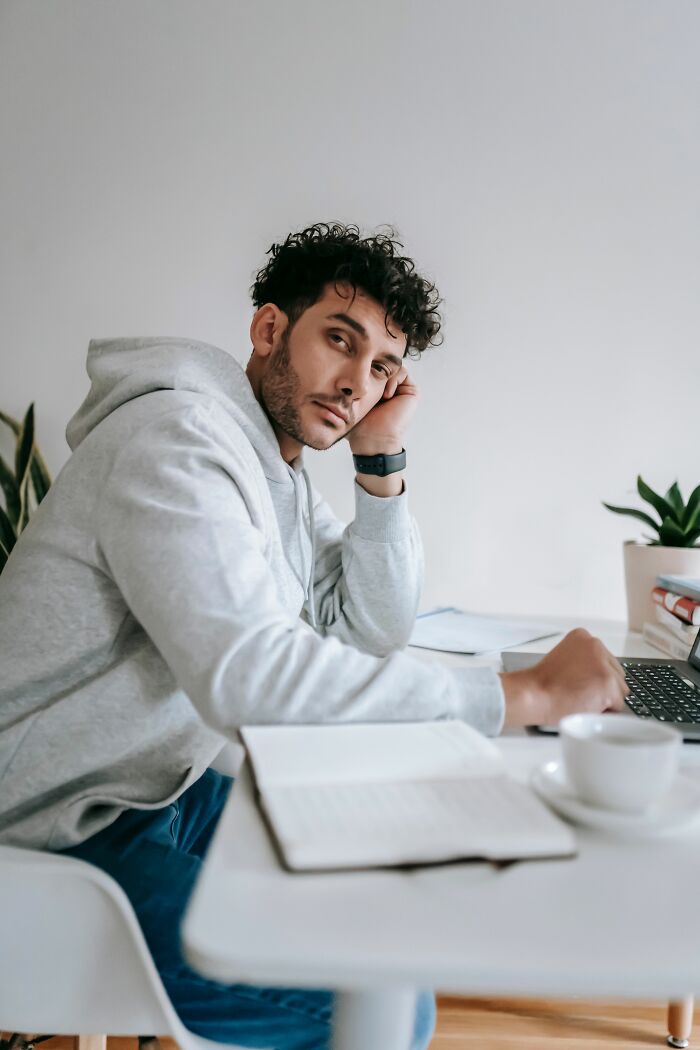 33 People Debate Whether Doing The Bare Minimum At Work Is Actually Fair 33 People Debate Whether Doing The Bare Minimum At Work Is Actually Fair