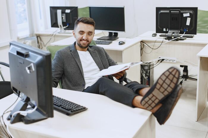 33 People Debate Whether Doing The Bare Minimum At Work Is Actually Fair 33 People Debate Whether Doing The Bare Minimum At Work Is Actually Fair