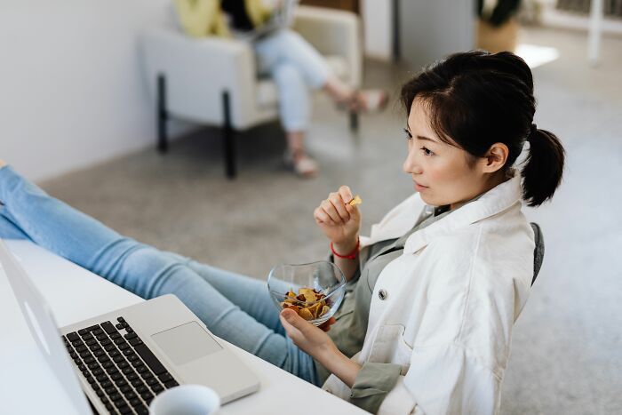 33 People Debate Whether Doing The Bare Minimum At Work Is Actually Fair 33 People Debate Whether Doing The Bare Minimum At Work Is Actually Fair