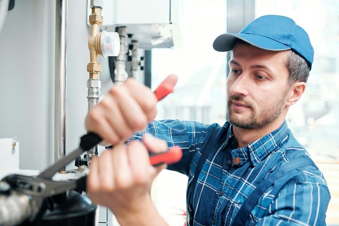 33 People Debate Whether Doing The Bare Minimum At Work Is Actually Fair 33 People Debate Whether Doing The Bare Minimum At Work Is Actually Fair