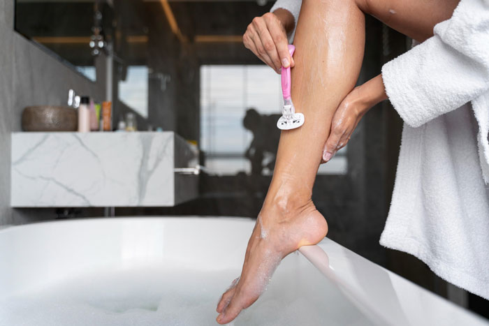 Woman Loses Rose-Tinted Glasses For BF After He Mocks Her Leg Hair Due To His Friends’ Comments Woman Loses Rose-Tinted Glasses For BF After He Mocks Her Leg Hair Due To His Friends’ Comments