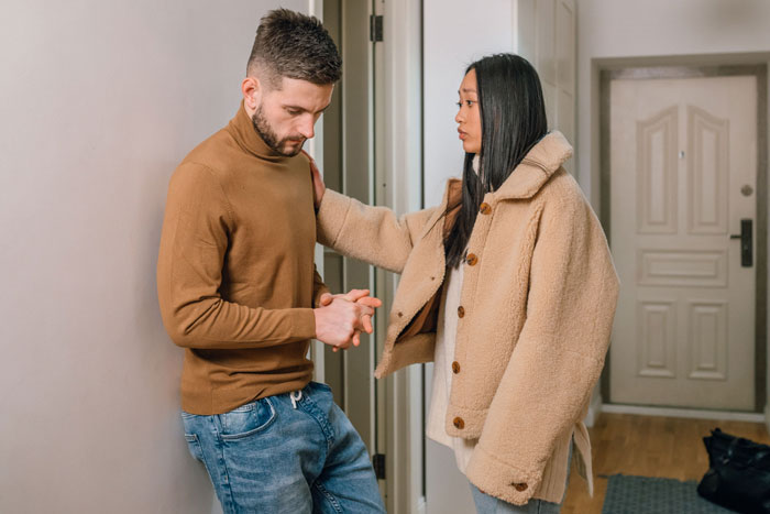 Woman Loses Rose-Tinted Glasses For BF After He Mocks Her Leg Hair Due To His Friends’ Comments Woman Loses Rose-Tinted Glasses For BF After He Mocks Her Leg Hair Due To His Friends’ Comments