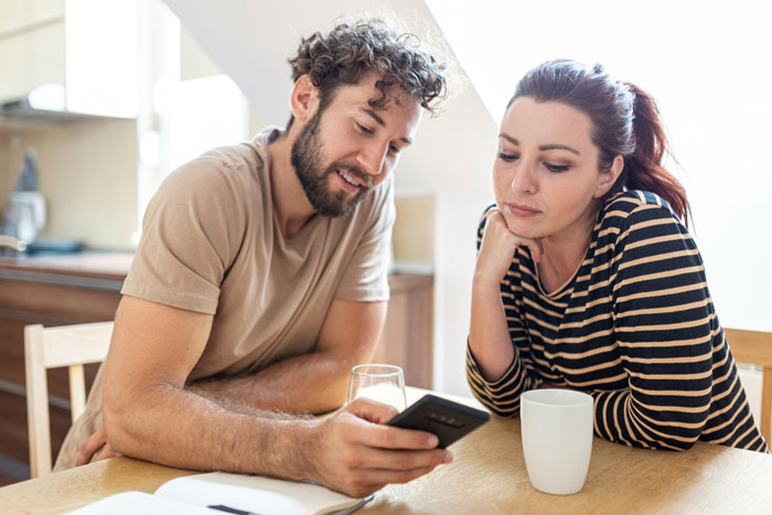 Woman Loses Rose-Tinted Glasses For BF After He Mocks Her Leg Hair Due To His Friends’ Comments Woman Loses Rose-Tinted Glasses For BF After He Mocks Her Leg Hair Due To His Friends’ Comments