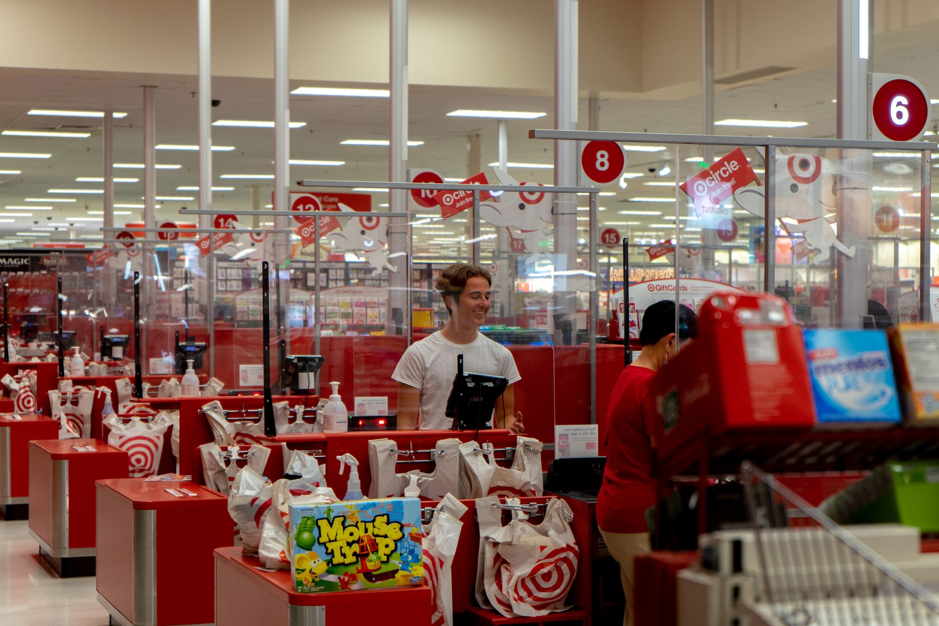 Shopper Accused Of Having A Weapon To Threaten Karen, But She Ends Up Leaving In Handcuffs Instead Shopper Accused Of Having A Weapon To Threaten Karen, But She Ends Up Leaving In Handcuffs Instead