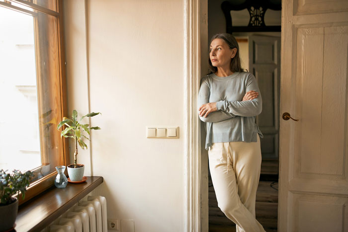 Controlling Mom Walks In On Her 22YO Daughter Whenever She Likes, Forbids Her From Locking The Door Controlling Mom Walks In On Her 22YO Daughter Whenever She Likes, Forbids Her From Locking The Door