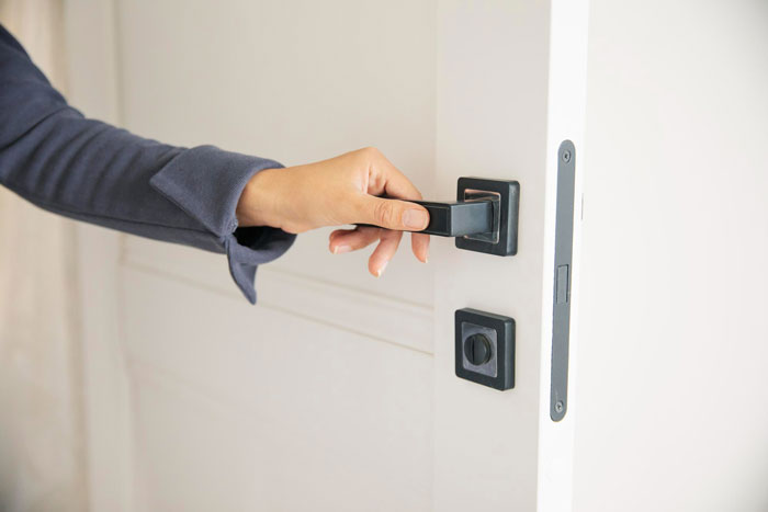Controlling Mom Walks In On Her 22YO Daughter Whenever She Likes, Forbids Her From Locking The Door Controlling Mom Walks In On Her 22YO Daughter Whenever She Likes, Forbids Her From Locking The Door