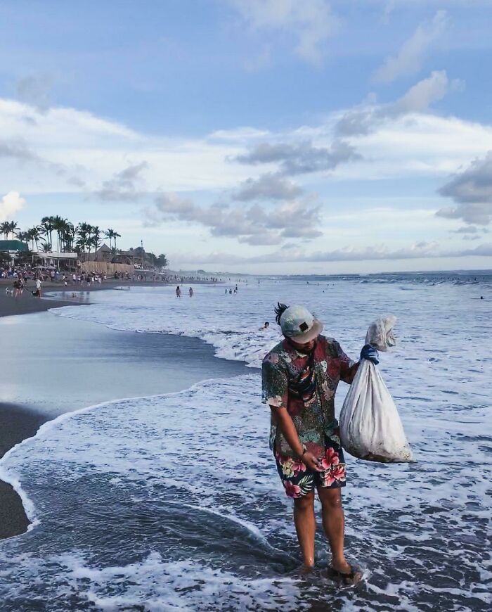 “The Real Trash Are The People”: As Trash Takes Over The World, These Folks Should Be The Real Influencers “The Real Trash Are The People”: As Trash Takes Over The World, These Folks Should Be The Real Influencers