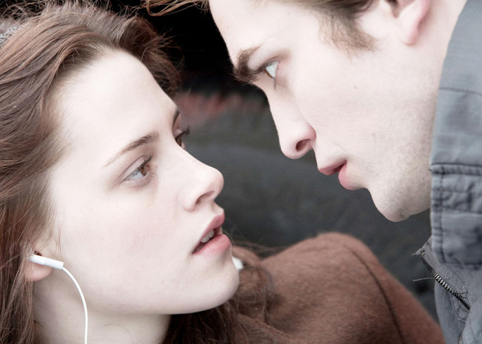 “Such A Pretentious Little Loser”: Kristen Stewart Addressess ‘Embarrassing’ Twilight Shoots With Robert Pattinson “Such A Pretentious Little Loser”: Kristen Stewart Addressess ‘Embarrassing’ Twilight Shoots With Robert Pattinson