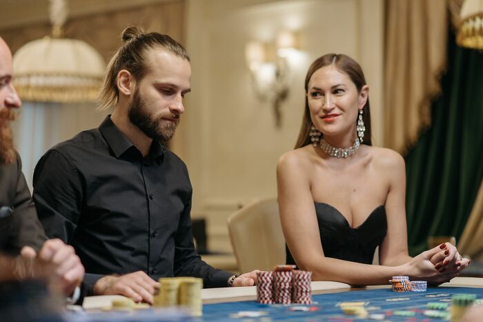37 Stories From Women Who Married Rich And Found Out That This Kind Of Relationship Isn&rsquo;t Sweet