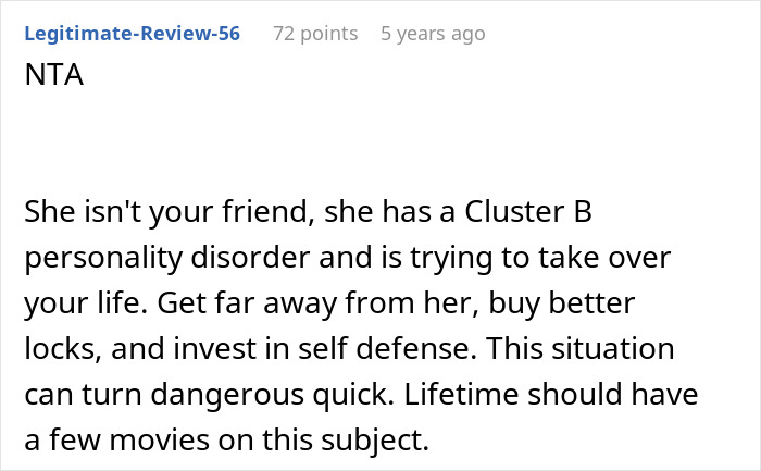 Woman Notices Her Friend Keeps Acting Stranger And Stranger, Finally Understands Why