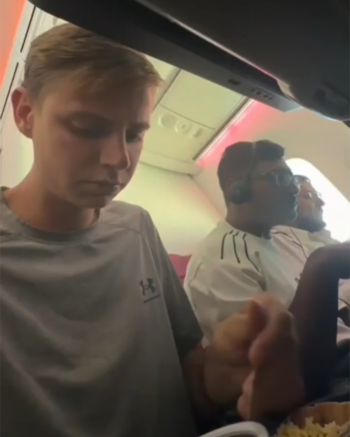 Passenger Confronts Total Stranger For Chewing With His Mouth Open On Plane, Sparks Viral Debate Passenger Confronts Total Stranger For Chewing With His Mouth Open On Plane, Sparks Viral Debate