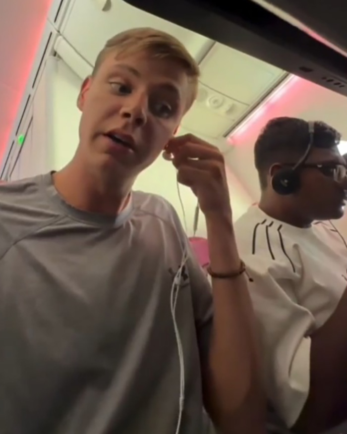 Passenger Confronts Total Stranger For Chewing With His Mouth Open On Plane, Sparks Viral Debate Passenger Confronts Total Stranger For Chewing With His Mouth Open On Plane, Sparks Viral Debate