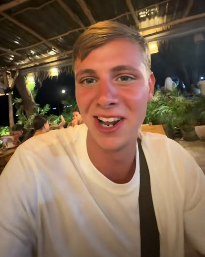 Passenger Confronts Total Stranger For Chewing With His Mouth Open On Plane, Sparks Viral Debate Passenger Confronts Total Stranger For Chewing With His Mouth Open On Plane, Sparks Viral Debate