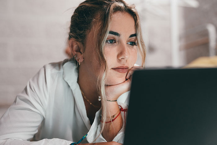 Woman Gives Coworker Her Number For Tech Help, He Uses It To Ask If She’s Married Or Single Woman Gives Coworker Her Number For Tech Help, He Uses It To Ask If She’s Married Or Single