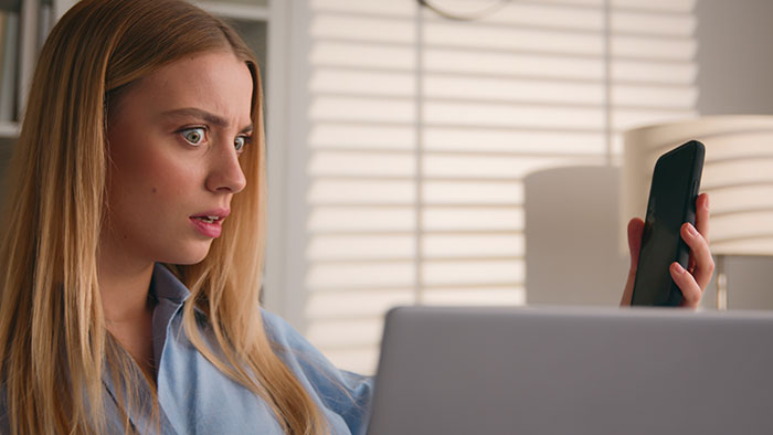 Woman Gives Coworker Her Number For Tech Help, He Uses It To Ask If She’s Married Or Single Woman Gives Coworker Her Number For Tech Help, He Uses It To Ask If She’s Married Or Single