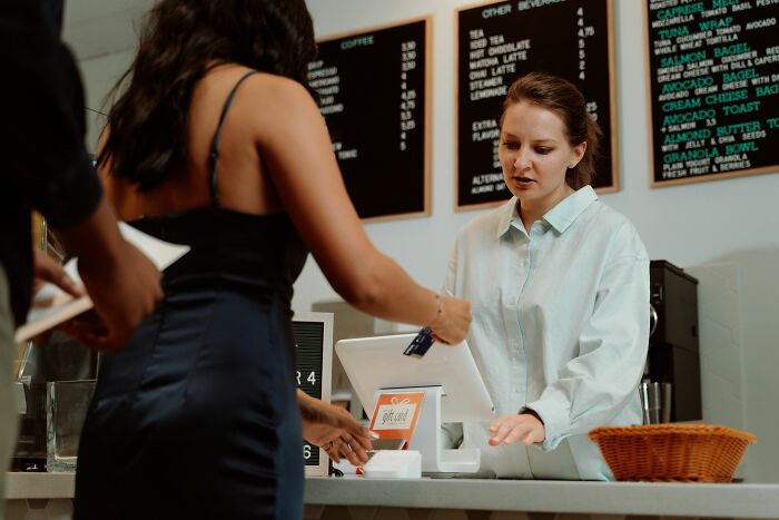 49 Retail Workers Share Customer Interactions That Made Them Question Humanity 49 Retail Workers Share Customer Interactions That Made Them Question Humanity