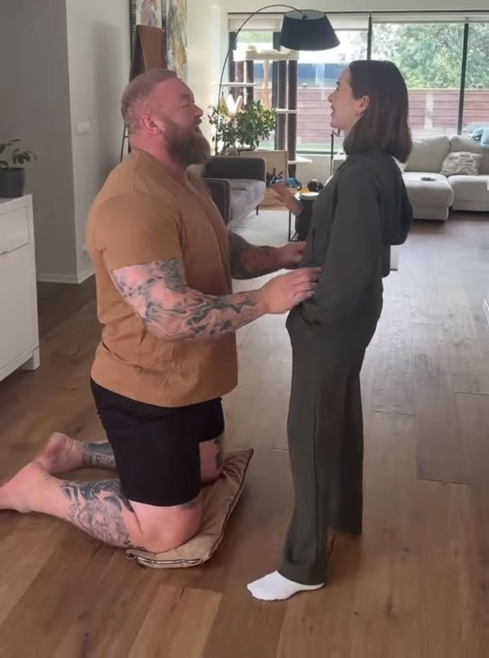 Game Of Thrones’ The Mountain Is 6’9”, His Wife Is 5’2”, And She Has An Answer For Curious Fans Game Of Thrones’ The Mountain Is 6’9”, His Wife Is 5’2”, And She Has An Answer For Curious Fans