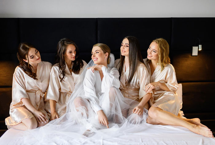 Woman Loses Best Friends After Bachelorette Date Dispute, Friendship Ends With Hurtful Messages Woman Loses Best Friends After Bachelorette Date Dispute, Friendship Ends With Hurtful Messages